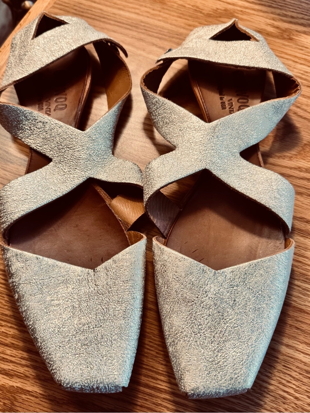 Cydwoq brand MetallicGold Leather Crisscross Sandals, handmade in USA NWT, 42/11